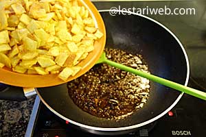 add potatoes to spices