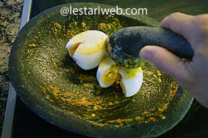 peeled boiled egg