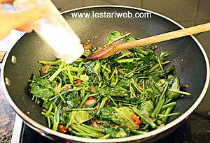 cooking water spinach
