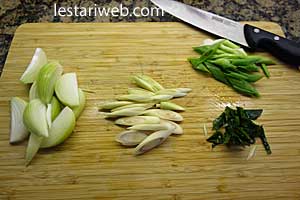slice onion, lemon grass, kaffir-lime leaves